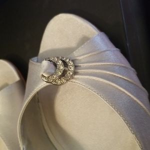 Nina silver satin shoes in 7 1/2 M